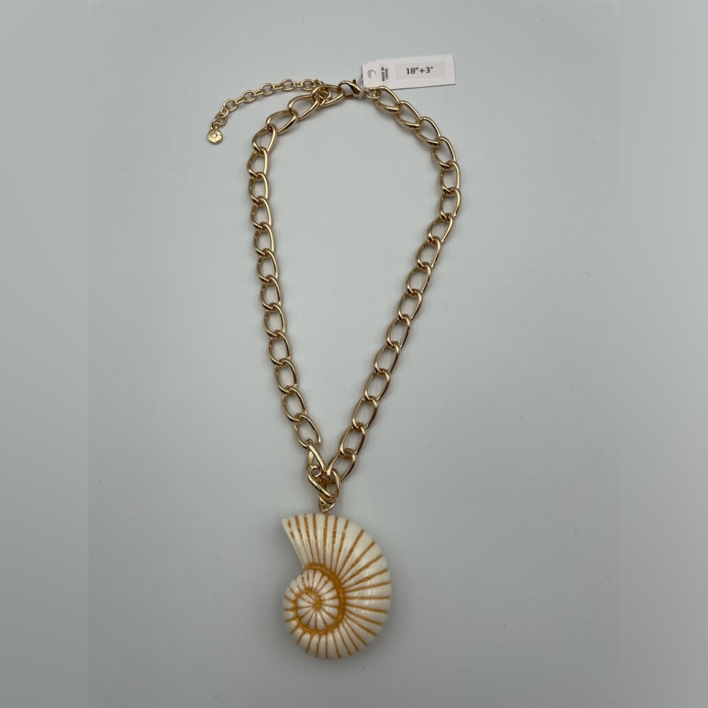 *New* True to Form Shell Pendant Gold Necklace - Picture 3 of 5